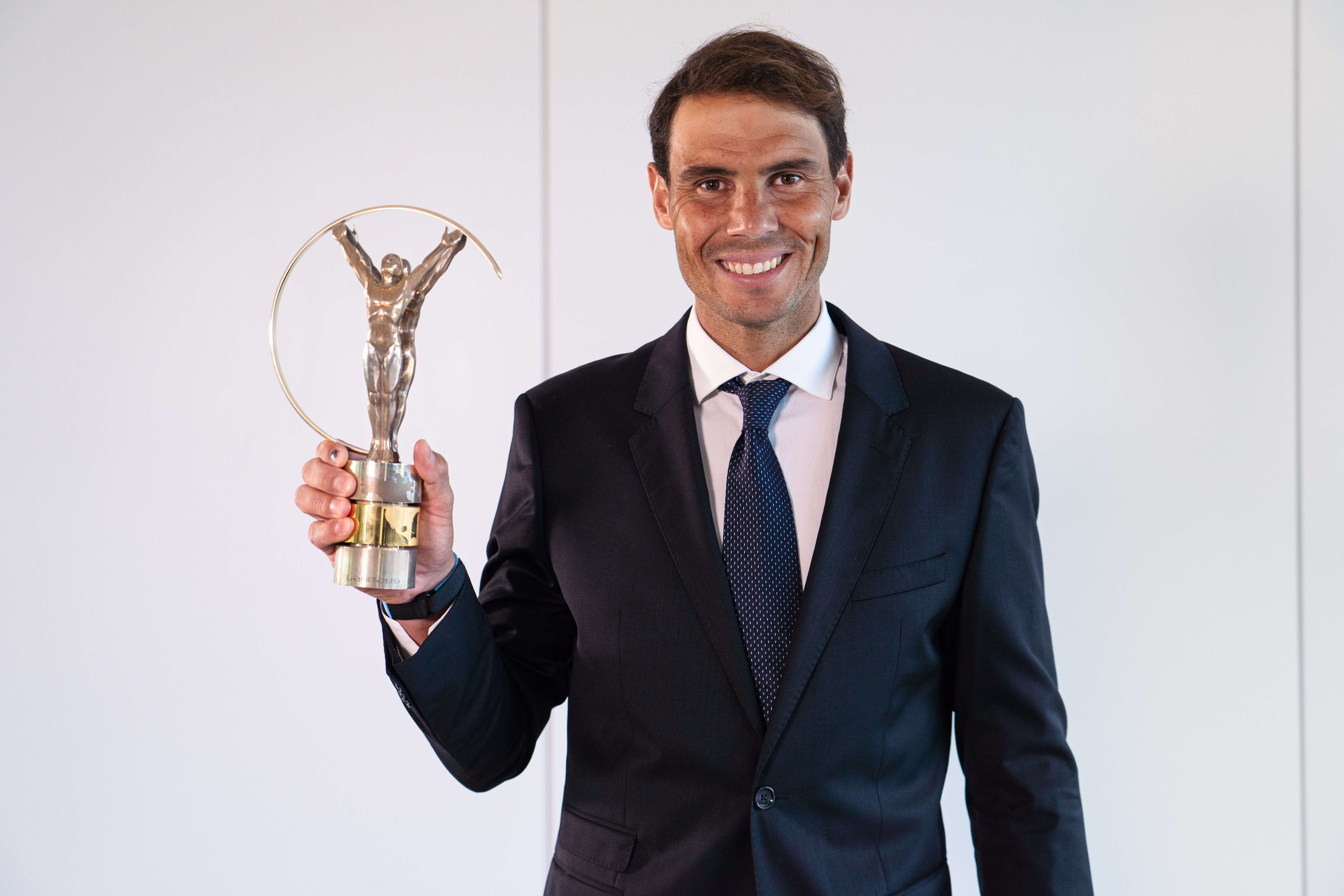 2021_SPORTSMAN-RAFAEL-NADAL-WITH-STATUETTE